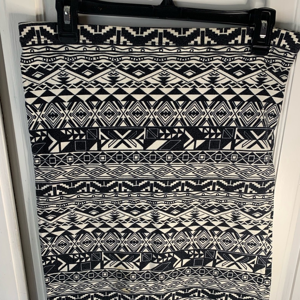 Women Forever 21 skirt (L) black and white.